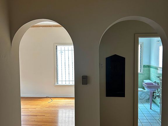 2nd image of 636 S Dunsmuir Ave #103