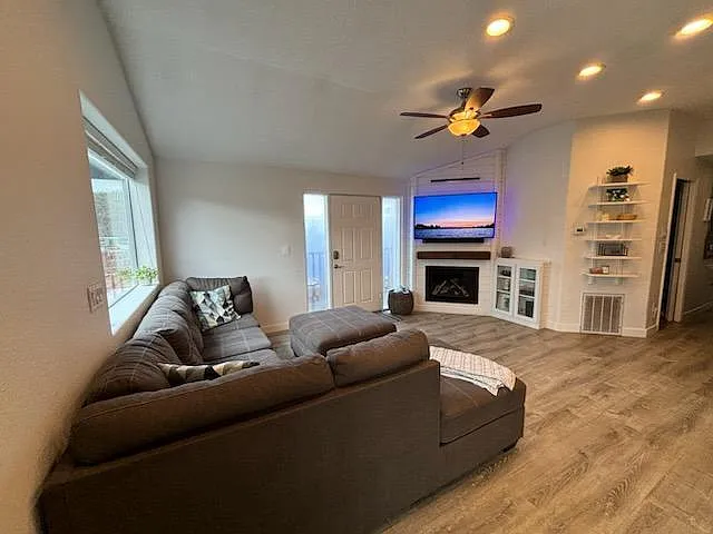 1829 N Jantzen Ave — Photo 13