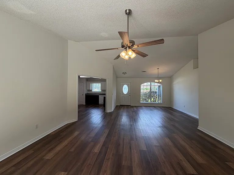 562 Batten Blvd — Photo 3