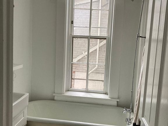 clawfoot tub