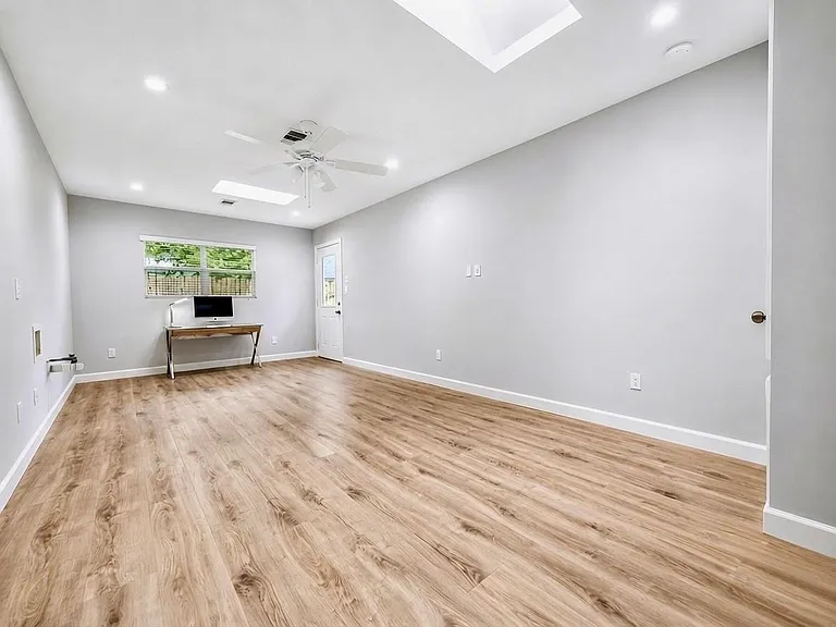 14011 Wickersham Ln — Photo 9