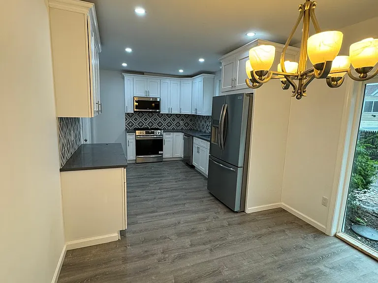 323 N Main St — Photo 5