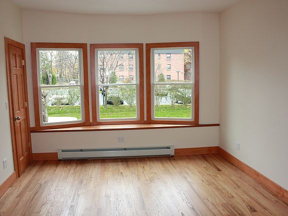 Living room 9' ceiling
