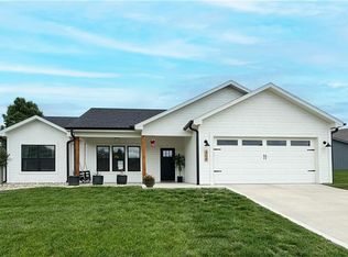 404 NE Ash St, Oak Grove, MO 64075
