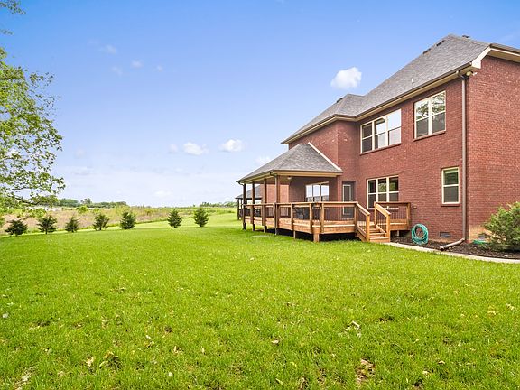 3rd image of 548 Larkspur Dr