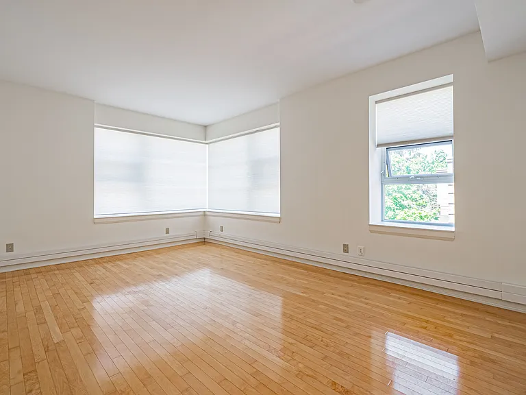 1425 Bayview Ave — Photo 17