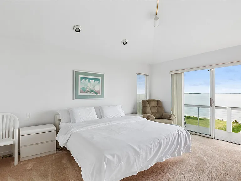 135 Edgemere Dr — Photo 28