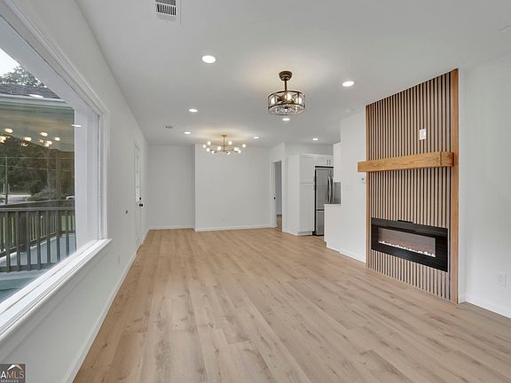 3rd image of 808 S Park Dr SE