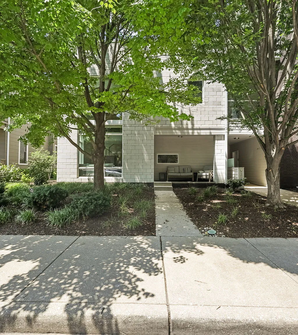 3 bed, 2.0 bath, 1902 sqft, $3,750 — Photo 2