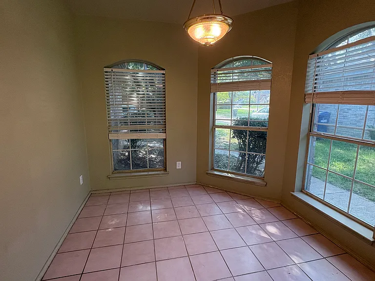 2224 Brookview Dr — Photo 11