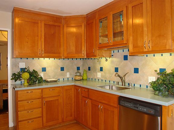 5th image of 360 Everett Ave APT 1B