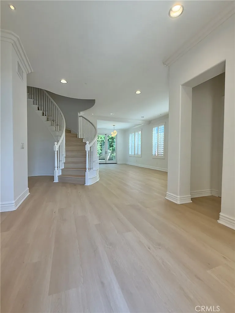 5 bed, 2790 sqft, $9,300 — Photo 3