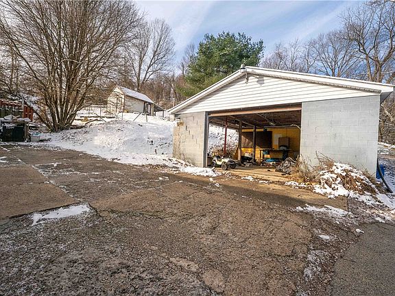 2nd image of 819 Bute Rd N