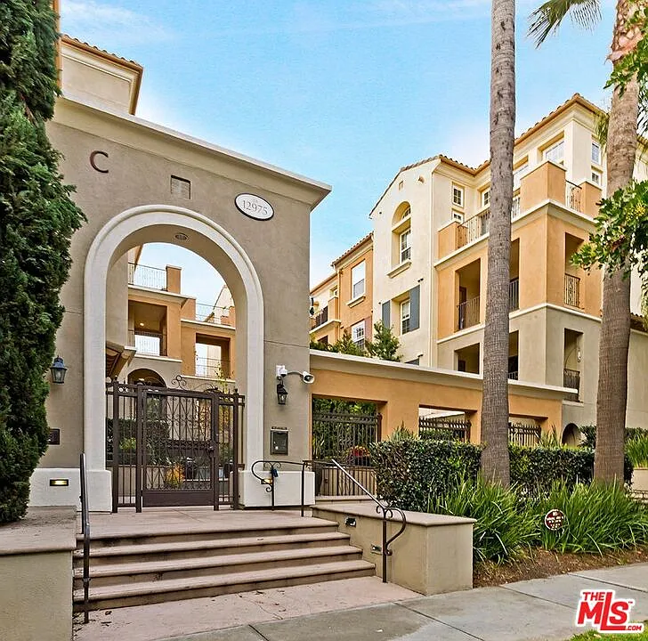 2 bed, 2.0 bath, 1300 sqft, $4,800 — Photo 3