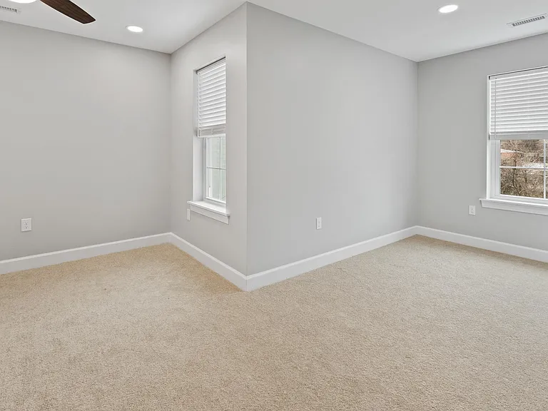 731 E Elm St — Photo 34