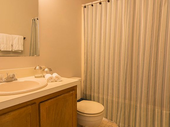 Upstairs Bath with Tub/Shower