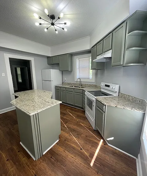 421 E Morehead St — Photo 10