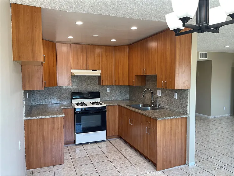 434 E Tujunga Ave #J — Photo 5