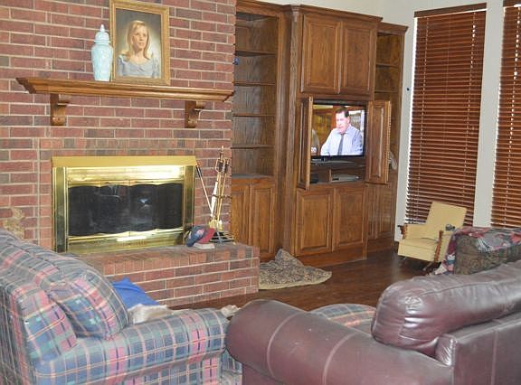 5th image of 907 S Woodcrest Dr