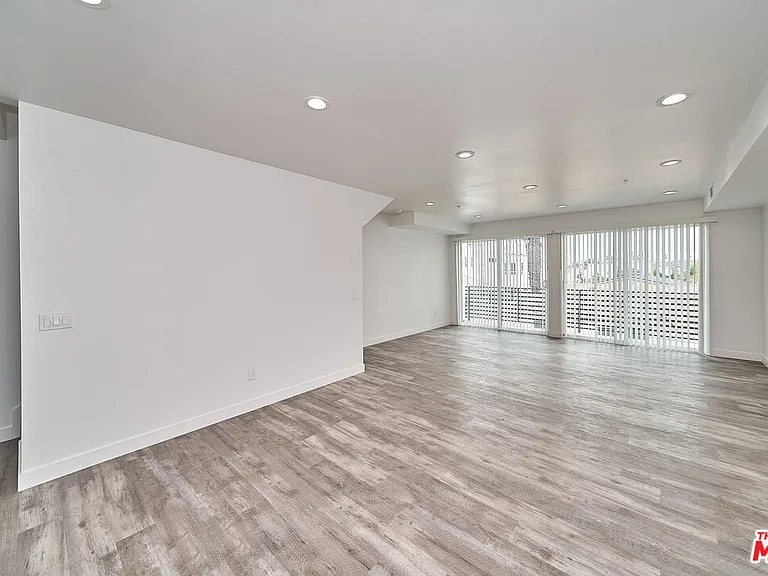 601 1/2 W 41st Pl — Photo 8