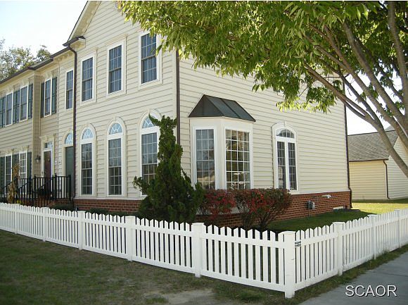 1st image of 130 Fetter Ln