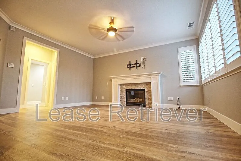 4 bed, 2.5 bath, 2467 sqft, $2,950 — Photo 3