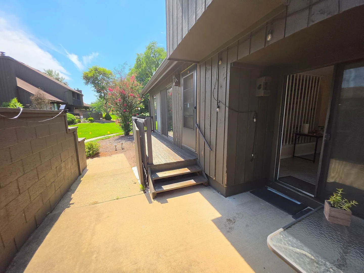 North Edison 2-bedroom, 2.5 bathroom townhouse with lots of amenities! — Photo 4