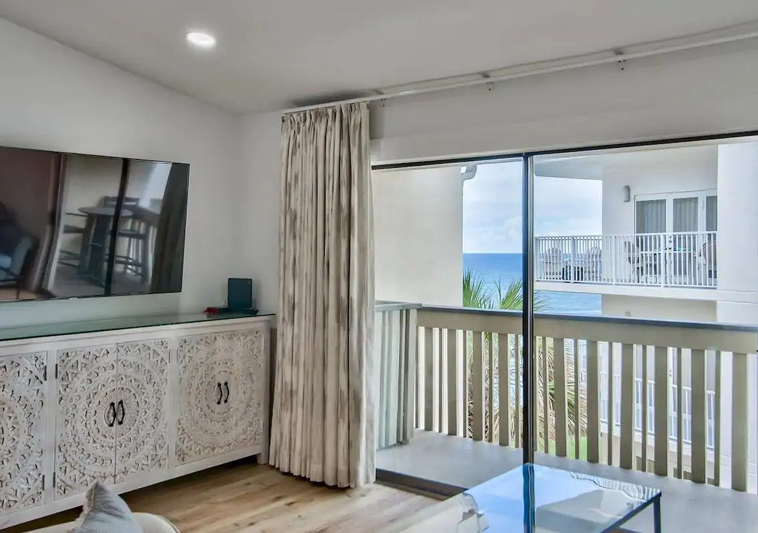 50% off first months rent. Gulf front community, Gulf views from balcony, community pool, walking... — Photo 1