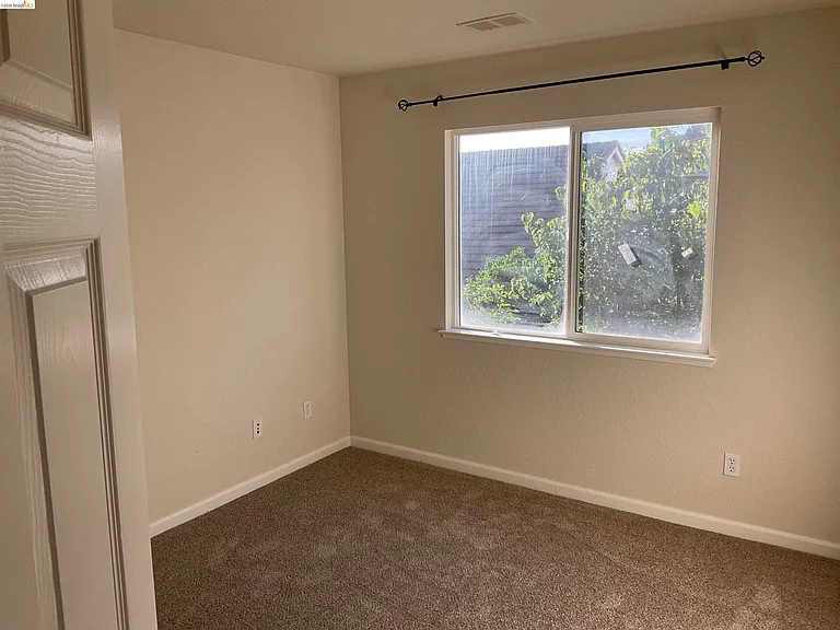 1360 Tiffany Dr — Photo 12