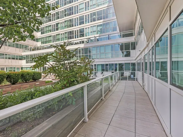 800 Avenue At Port Imperial image 17 of 28