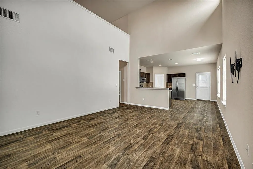 3 bed, 2.5 bath, 1795 sqft, $2,000 — Photo 2