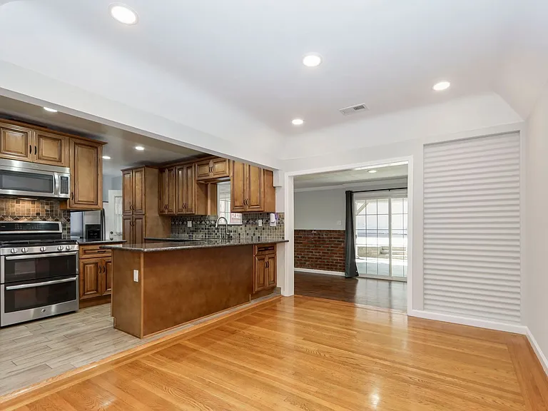 88 Southgate St — Photo 10