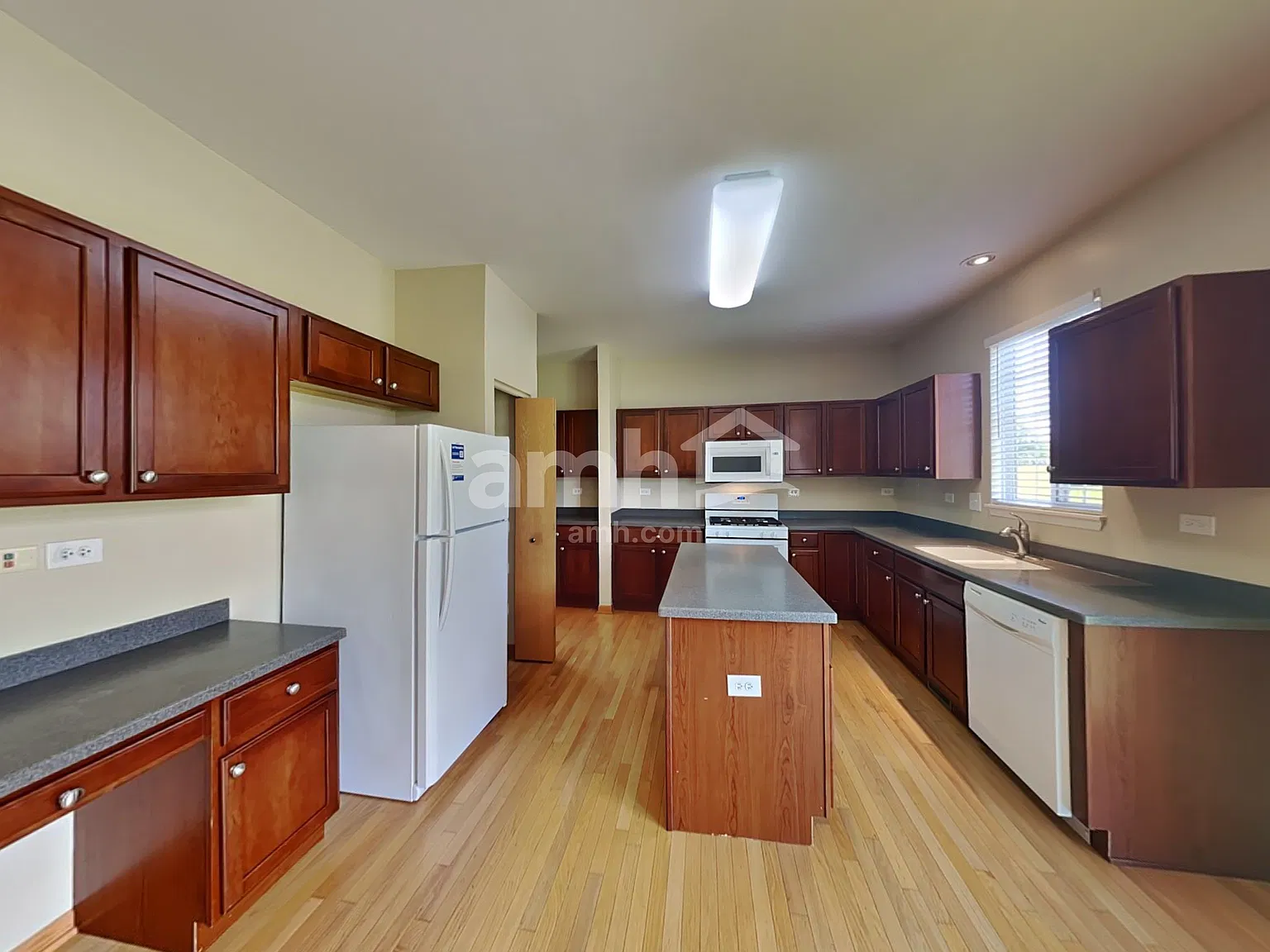 3 bed, 2.5 bath, 2700 sqft, $3,555 — Photo 4