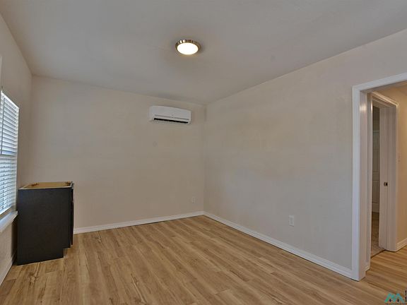3rd image of 608 S Main Ave