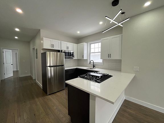 3rd image of 590 Hunterdon St #1