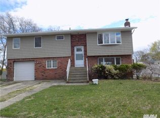 93 Parkside St, Holbrook, NY 11741