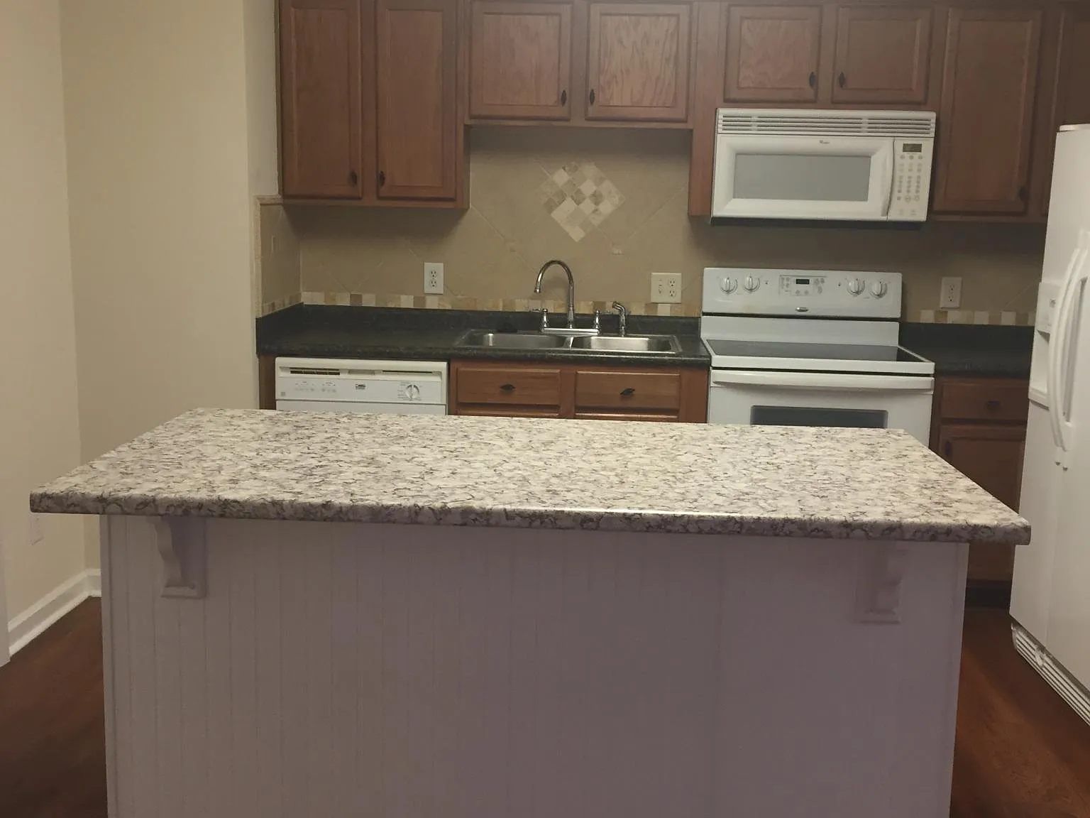 4 bed, 2.5 bath, 1985 sqft, $2,015 — Photo 2