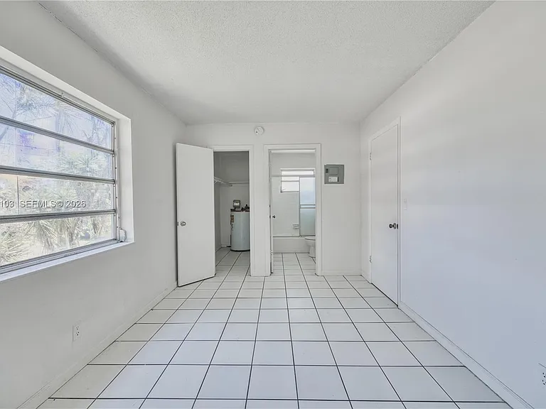 400 SE 31st St #6 — Photo 10