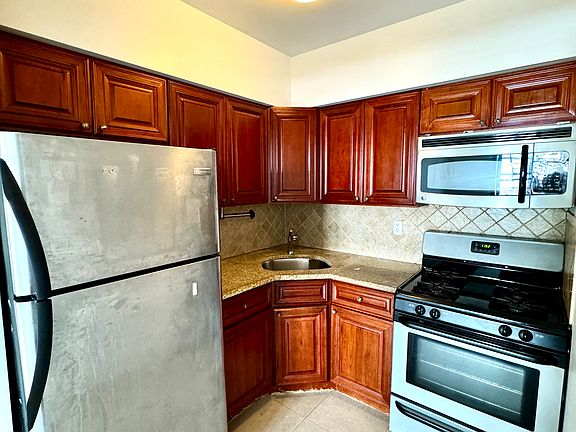 4th image of 2626 30th St APT 2B