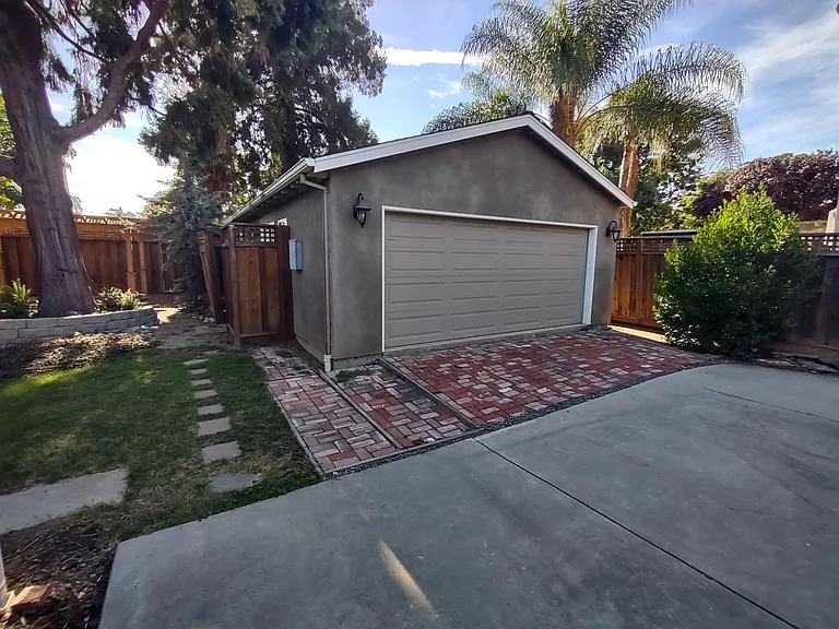 1345 Whitehurst Ct — Photo 1