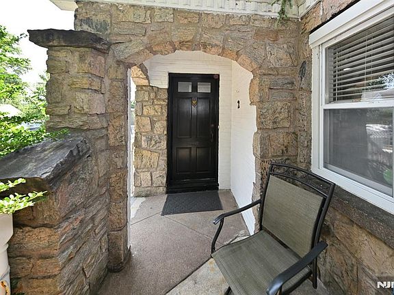 2nd image of 2 Youngs Pl