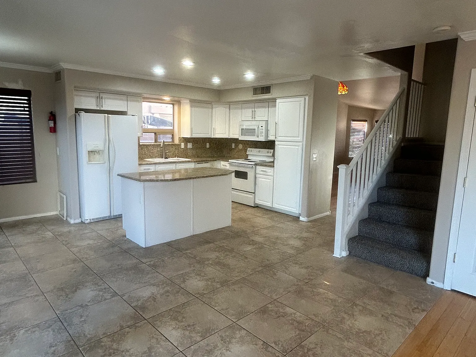 4 bed, 2.5 bath, 2400 sqft, $1,999 — Photo 4