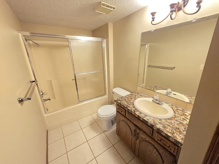 4133 N Auburn St — Photo 22