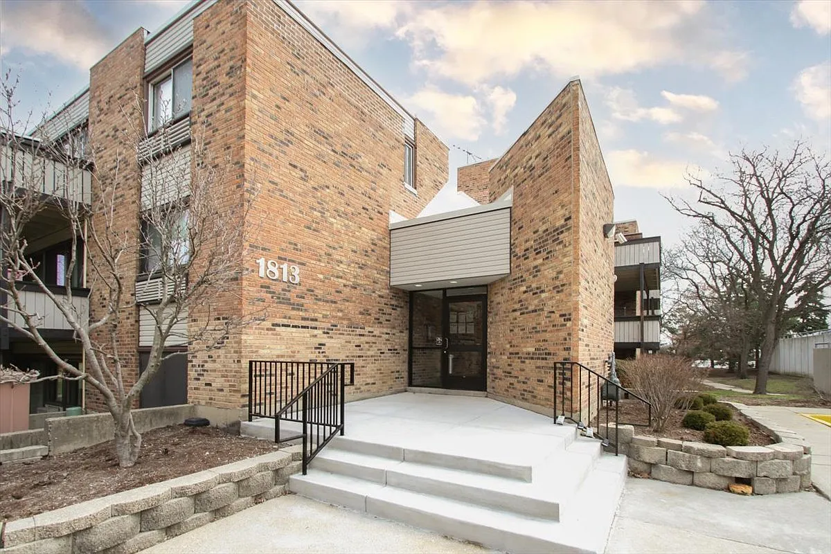 1813 Hemlock Pl APT 109 photo 1