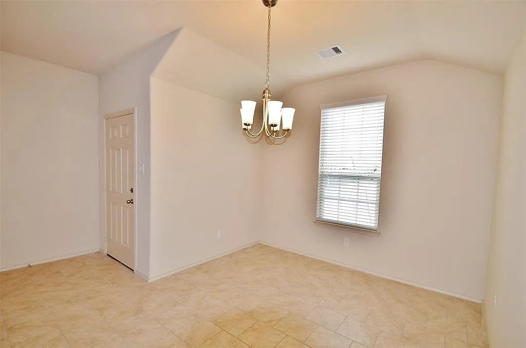 3 bed, 2.0 bath, 1688 sqft, $2,200 — Photo 4
