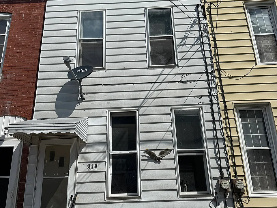 814 W Race St