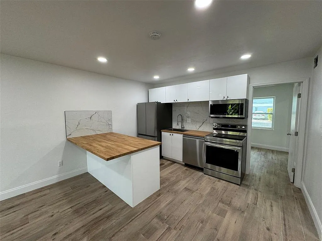 3 bed, 1.0 bath, 1000 sqft, $2,800 — Photo 2