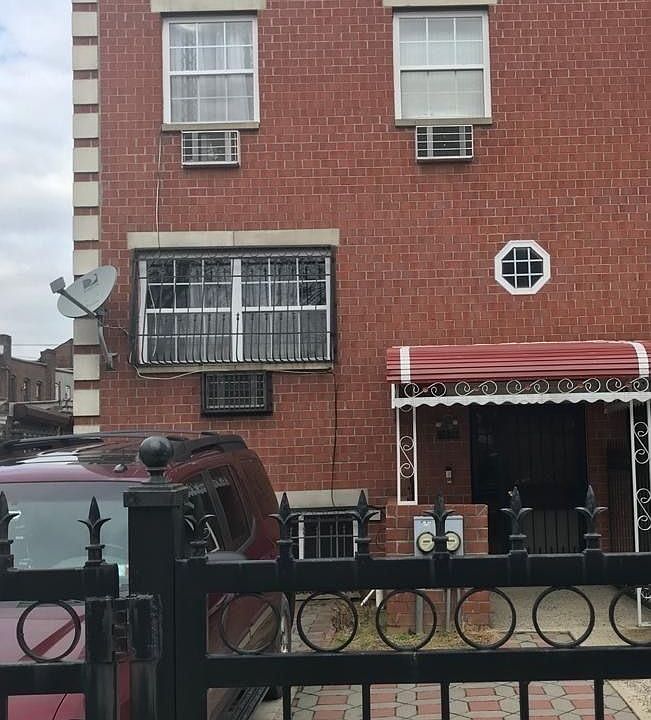 1st image of 1677 Park Pl #1