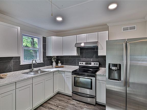 5th image of 8037 Park Ave