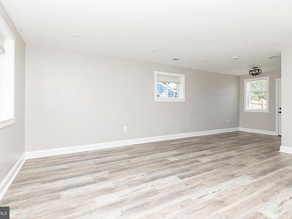 3rd image of 719 Cotter Rd